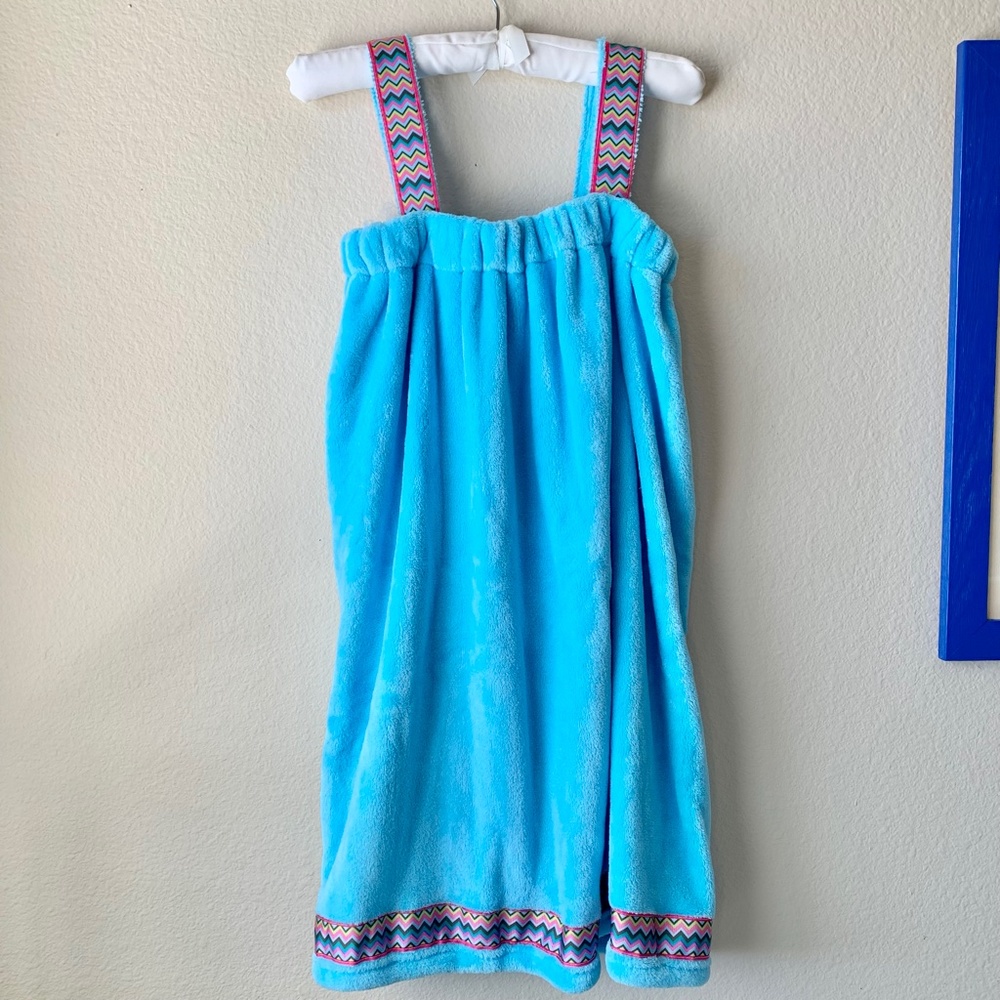 Wrap Towel with Adjustable Straps Blue with Chevron Ribbon Accents - Picture 4 of 8